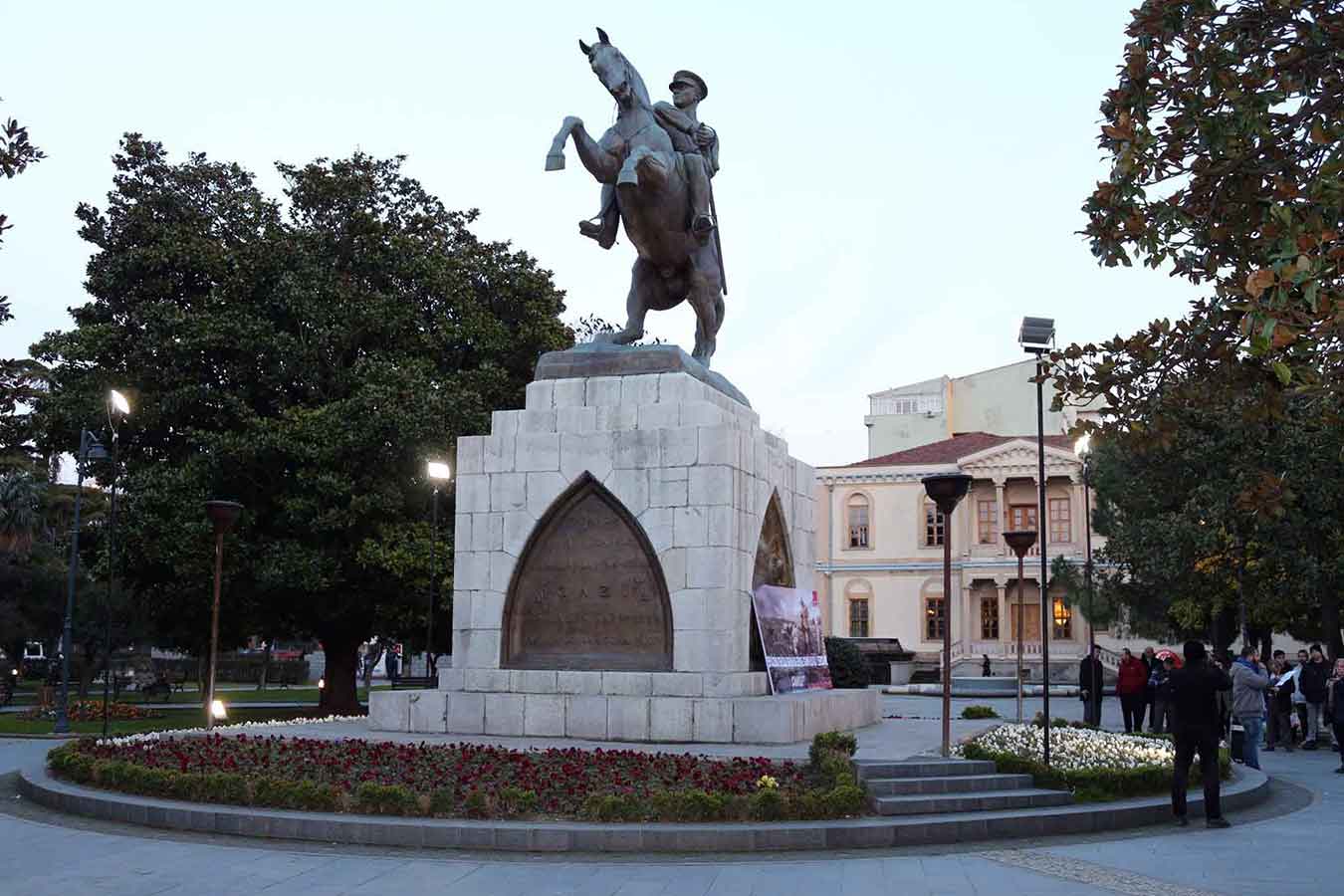  Atatürk Anıtı 